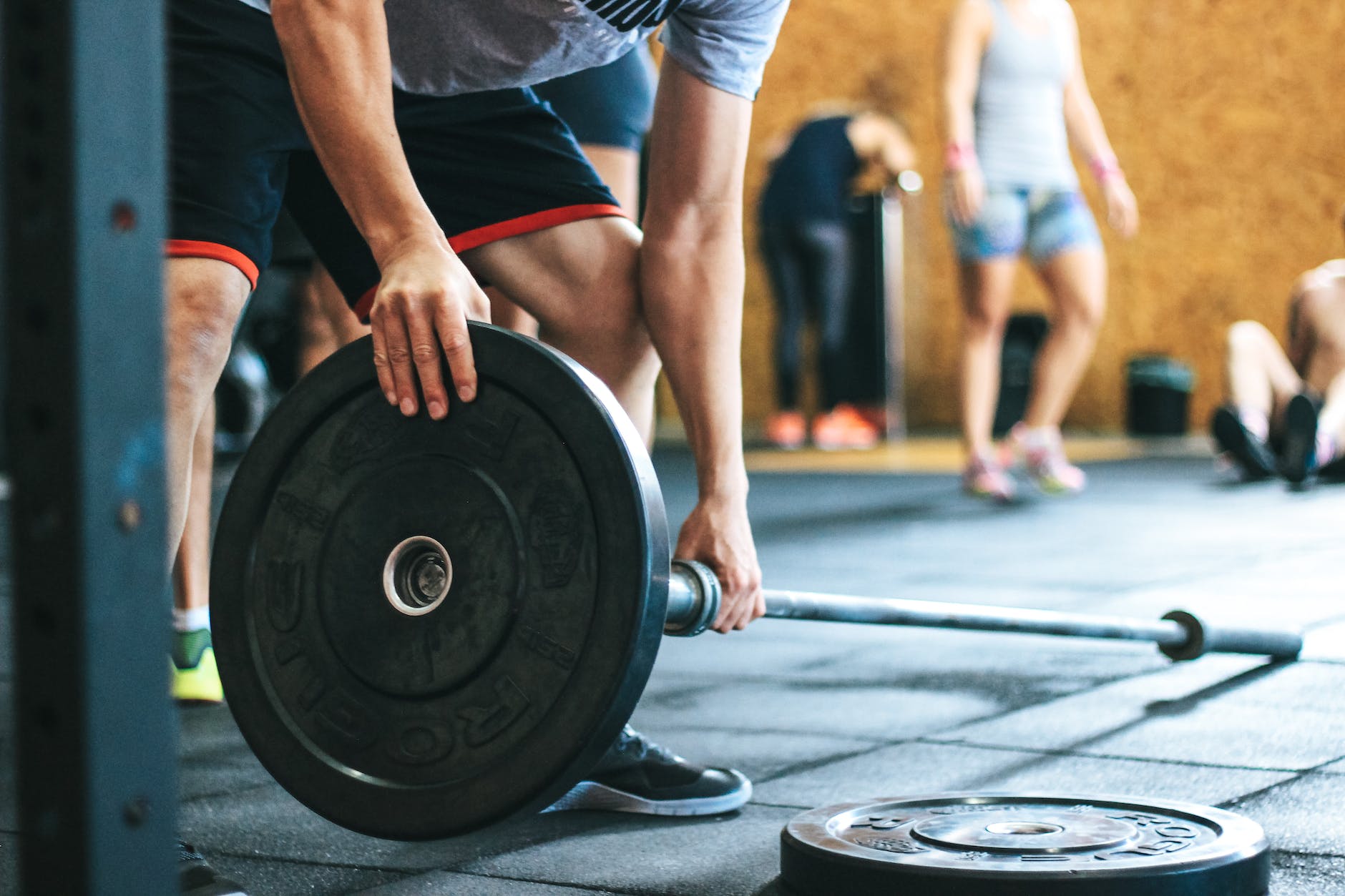 man holding black barbell